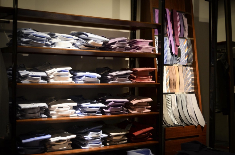 vitrine-SERANON-min_shirts_exhibition_shop_shopping_shelf_buy_business_clothing-940715